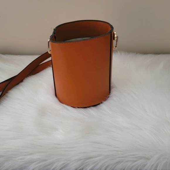 Iam never used it's small crossbody beautiful tan color - Picture 4 of 5